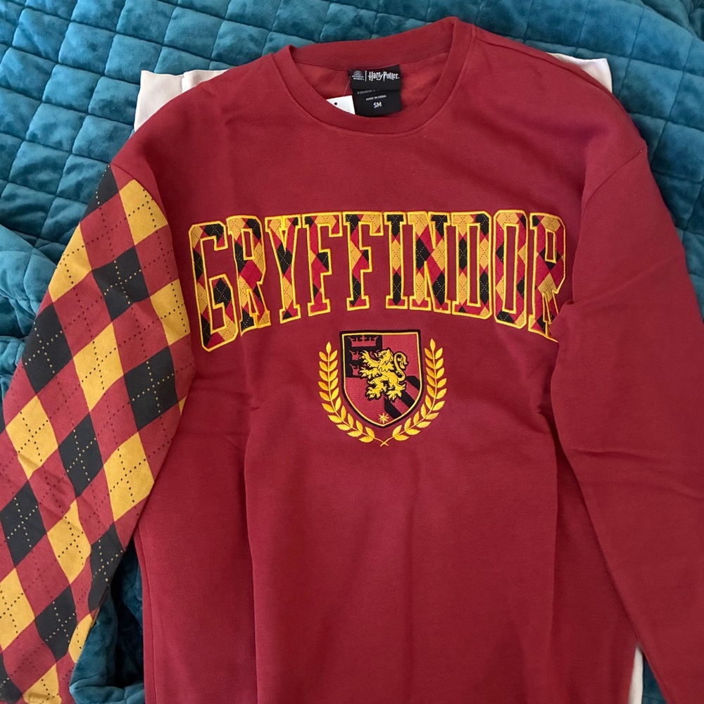 Harry Potter Gryffindor crewneck sweatshirt NWT
